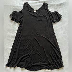 Boutique T-Shirt dress w cut-out shoulders